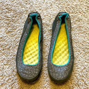 The north face shoes, size 6, color gray